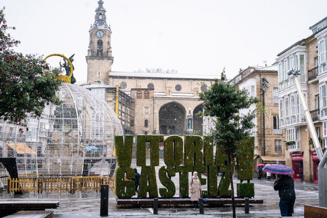 Una nevada cae en el centro de Vitoria, a 28 de noviembre de 2021, en Vitoria, Álava, Euskadi (España).