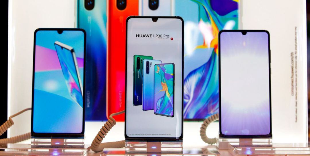 El nuevo móvil Huawei P30 expuesto en una tienda en Bangkok (Tailandia) el 13 de junio de 2019