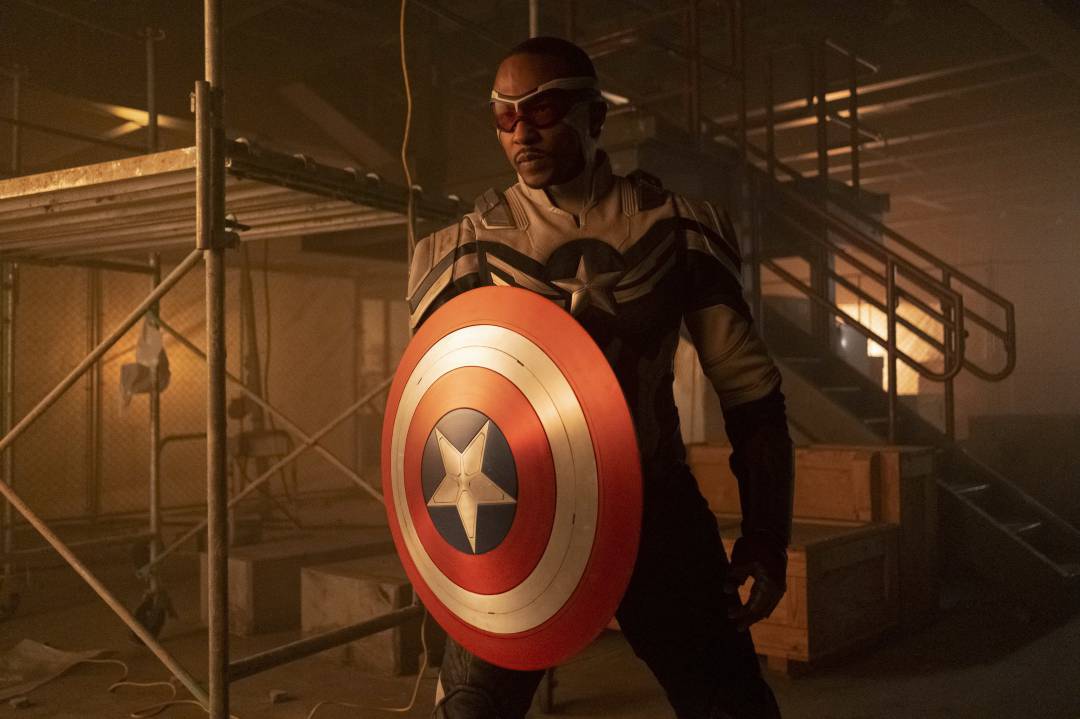 imagen de Anthony Mackie con el escudo de Capitán América