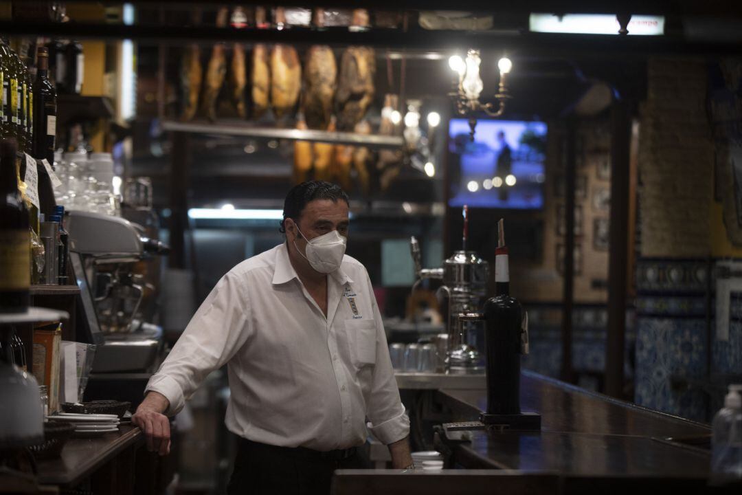 Un camarero en la barra de un bar en Sevilla 