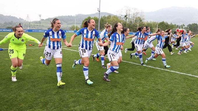 Las jugadoras de la Real celebran con la afición su clasificación para la Champions