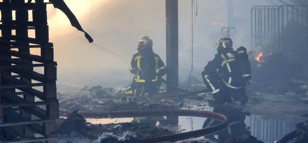 Los bomberos han tenido que trabajar intensamente para evitar que las llamas siguieran extendiéndose a otras naves contiguas