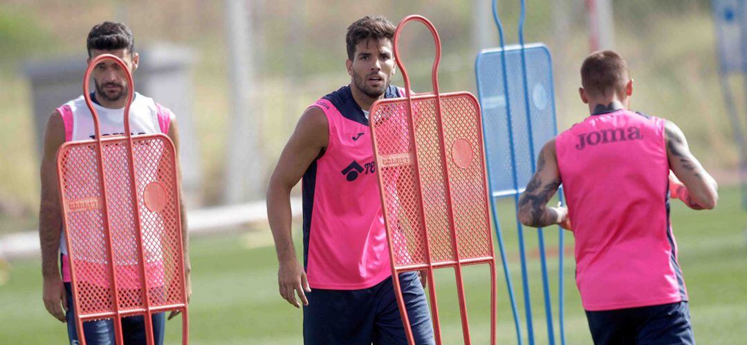 Cabrera, en el centro, junto a Jorge Molina (i) y Vitorino Antunes, durante una sesión de entrenamiento con el Getafe.