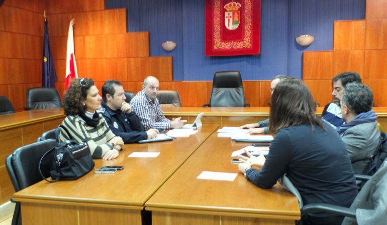 Ediles de Seguridad e Industria, junto a responsables de Guardia Civil y Policía Local, en la reunión de seguridad para los comerciantes