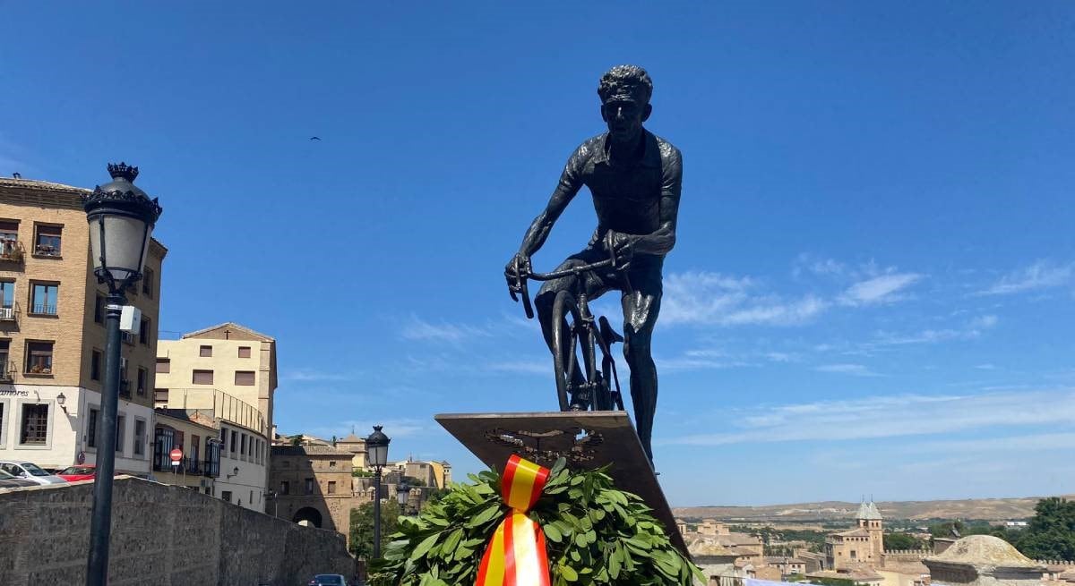 La estatua modificada de Federico Martín Bahamontes