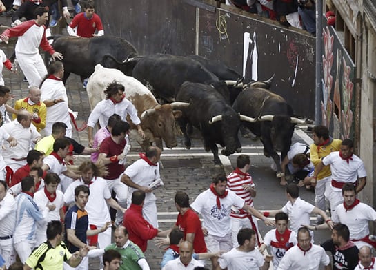 Mozos corren ante toros de la ganadería de Dolores Aguirre Ybarra, durante el segundo encierro de los sanfermines