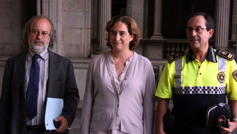 Colau, amb Amadeu Recasens, comissionat de Seguretat, i el cap de la Guàrdia Urbana, Evelio Vázquez