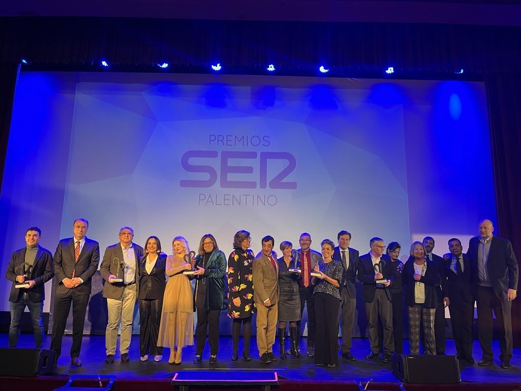 Foto de familia de los premiados junto a las autoridades