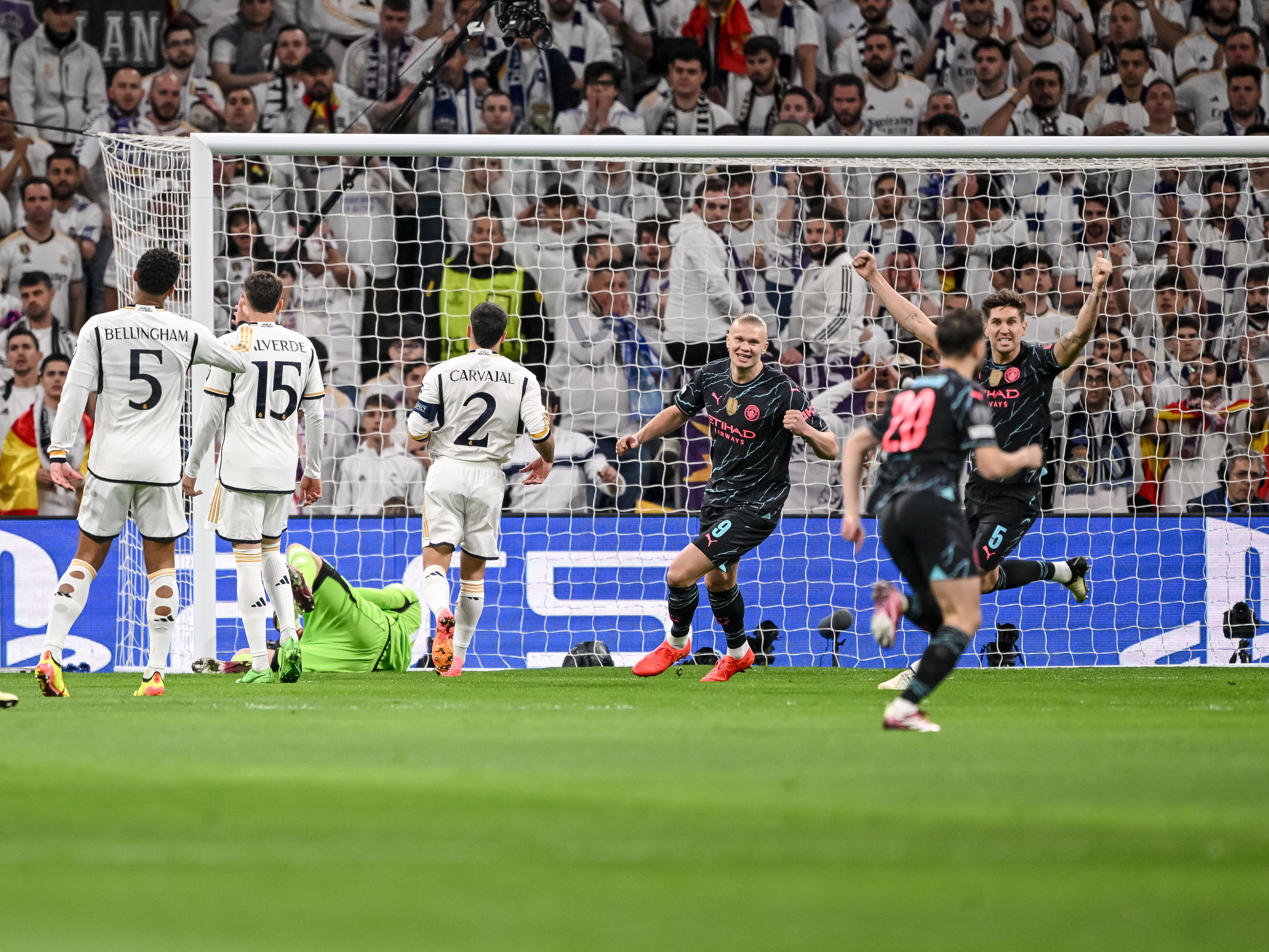 Bernardo Silva adelantó al Manchester City en el Santiago Bernabéu tras un despiste de Lunin. (Harry Langer/DeFodi Images via Getty Images)