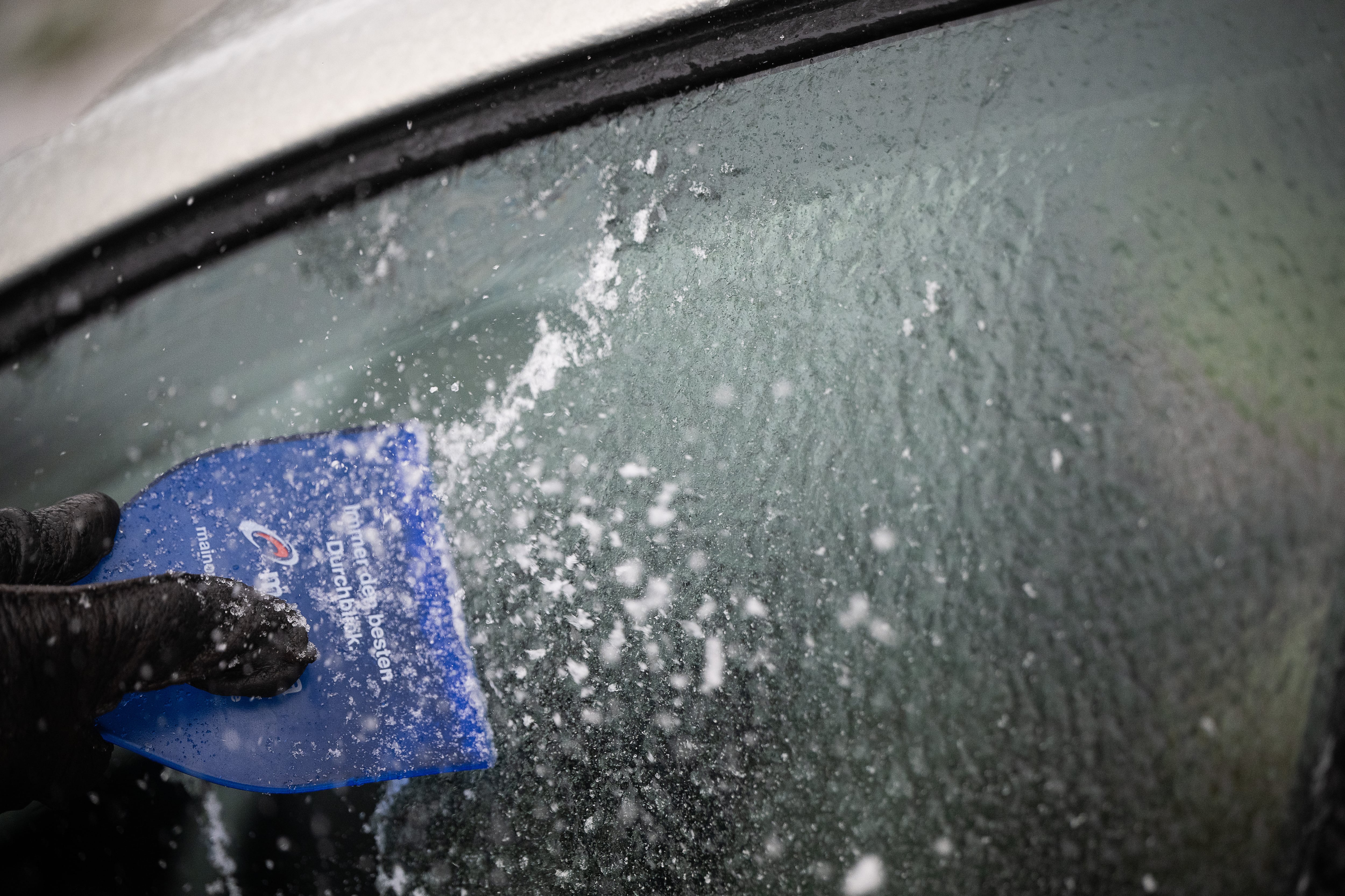 Imagen de archivo de un coche con una capa de hielo