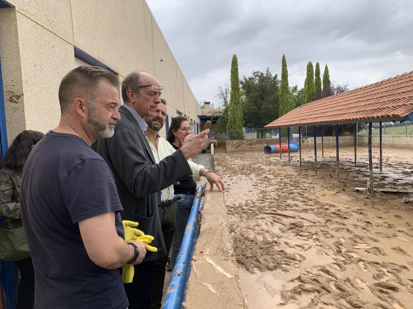 El alcalde de Daganzo, Manuel Jurado, colabora en la limpieza del colegio Salvador de Madariaga, afectado por el temporal de lluvia. / Ayuntamiento de Daganzo de Arriba