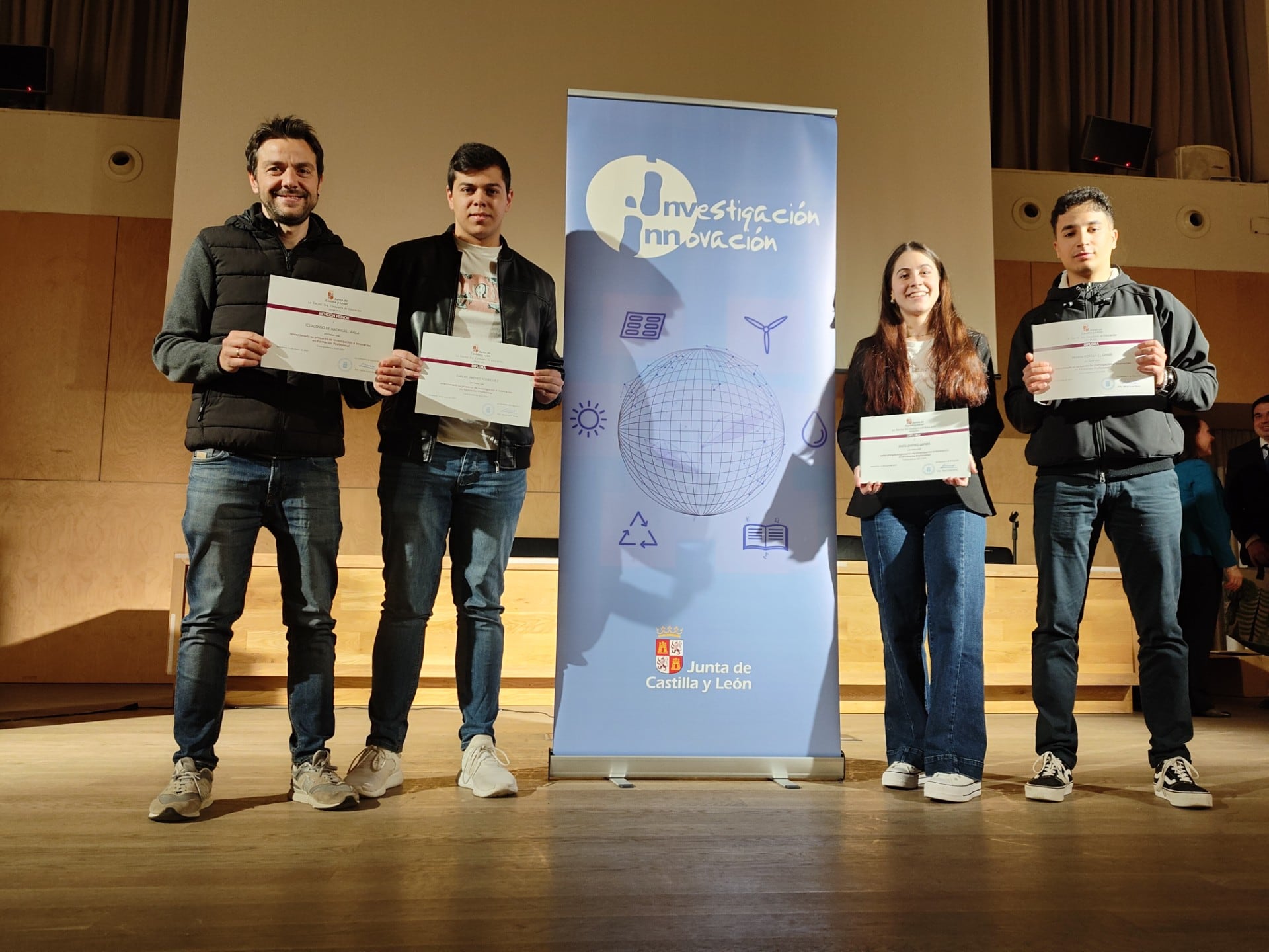 El profesor y tres de los alumnos durante los Premios de Investigación de Castilla y León 2024