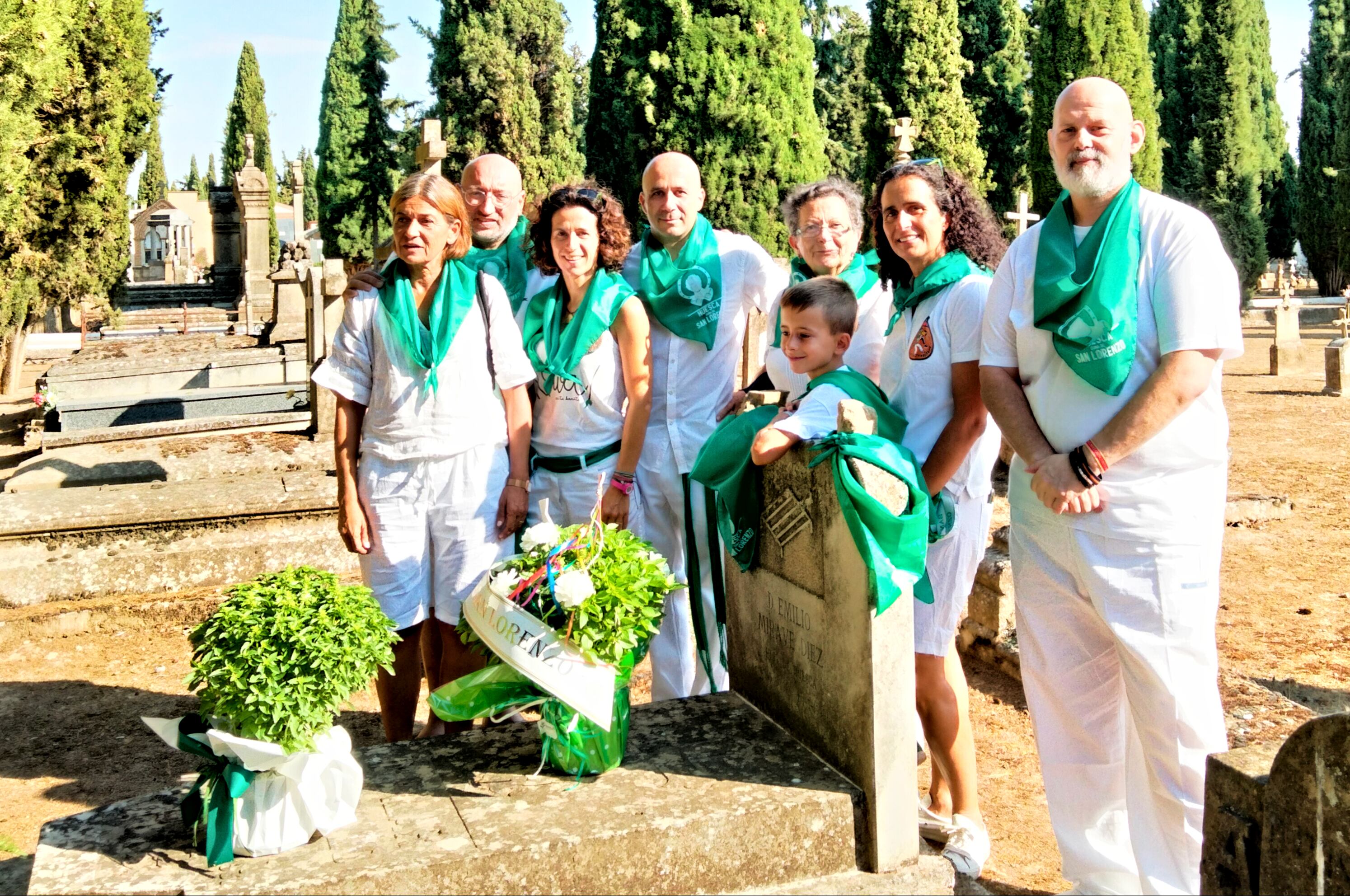 Miembros de la asociación Cuna de San Lorenzo junto a los familiares de Emilio Miravé