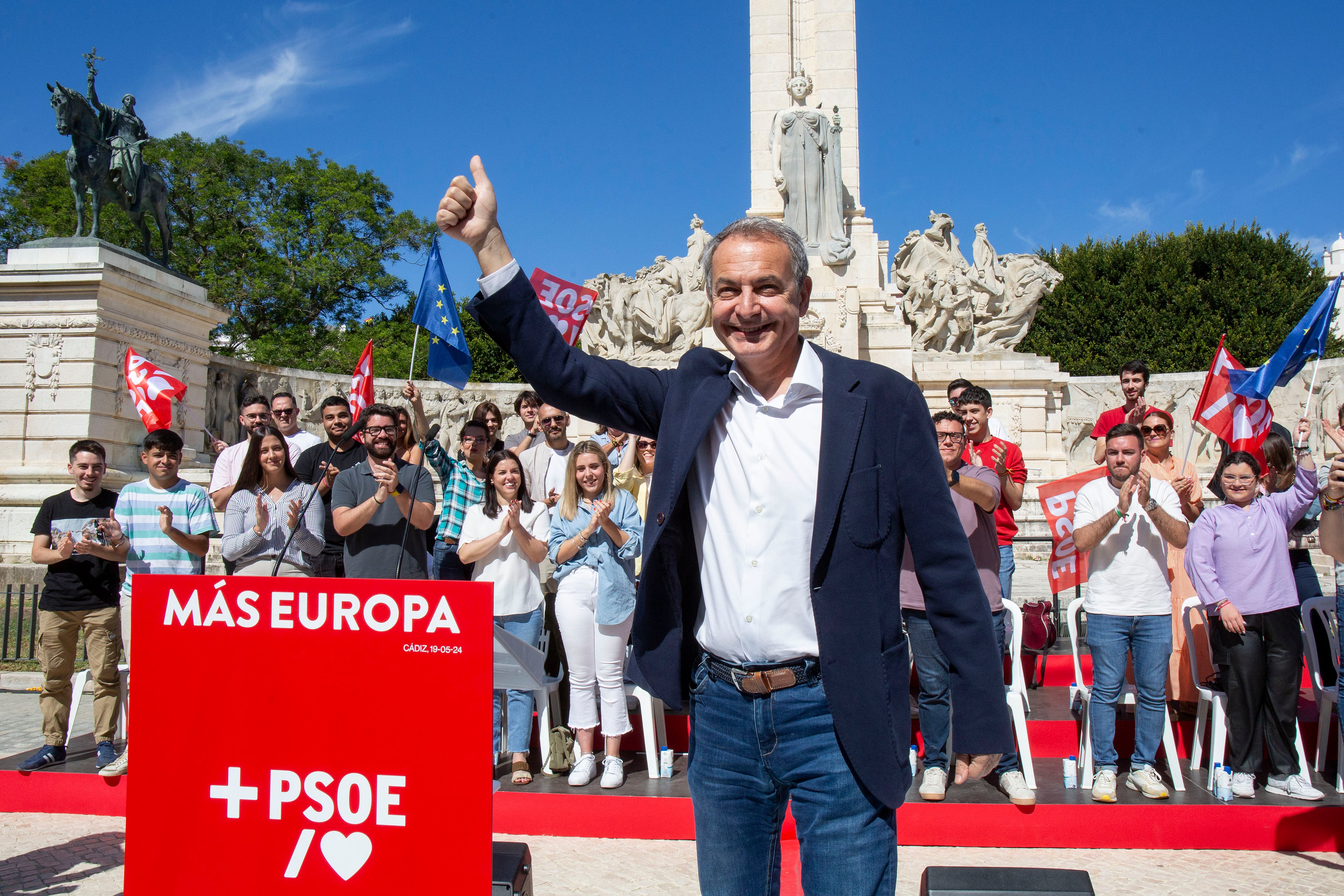 El expresidente del Gobierno, José Luis Rodríguez Zapatero, en un acto en Cádiz este domingo, junto a candidata socialista a las elecciones europeas, Teresa Ribera.