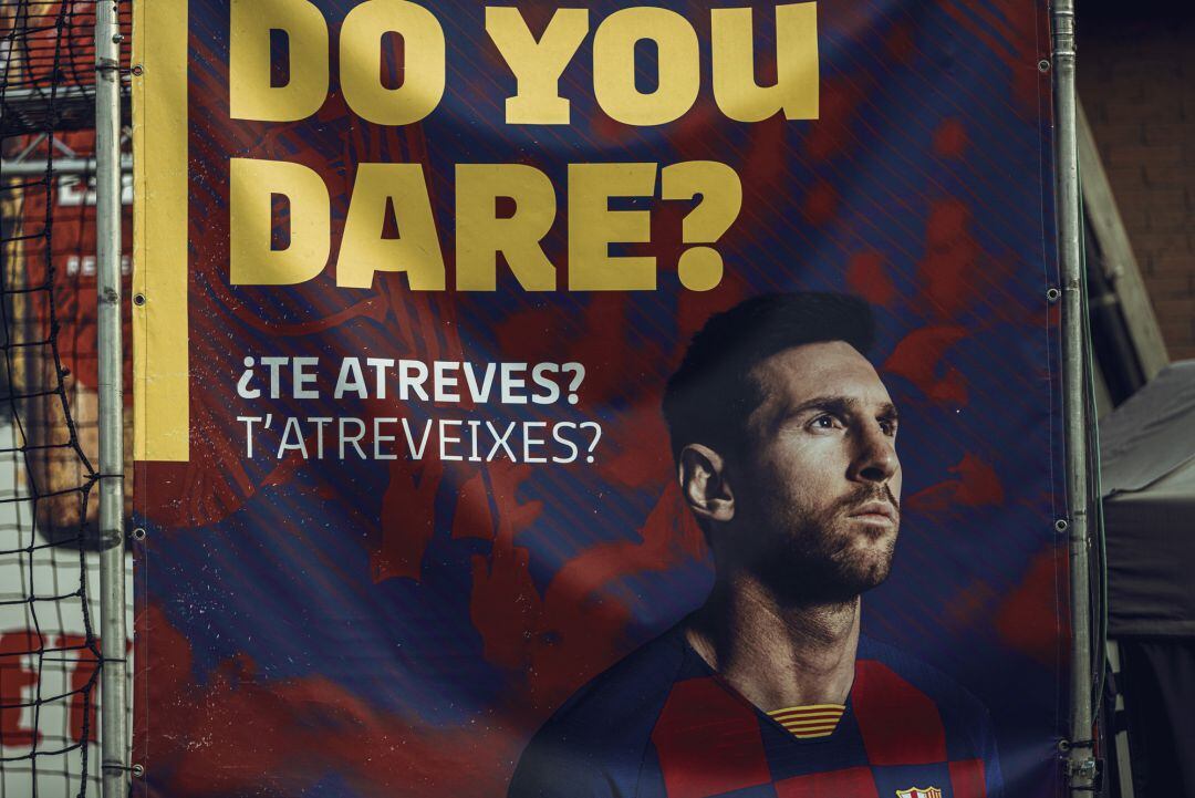 Cartel de protesta contra Messi en el Camp Nou. 