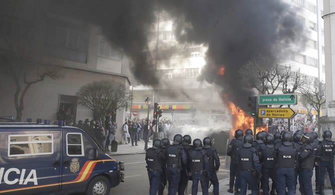 Efectivos policiales frente a los manifestantes durante las protesta de más de 1.500 marineros del cerco en Santiago