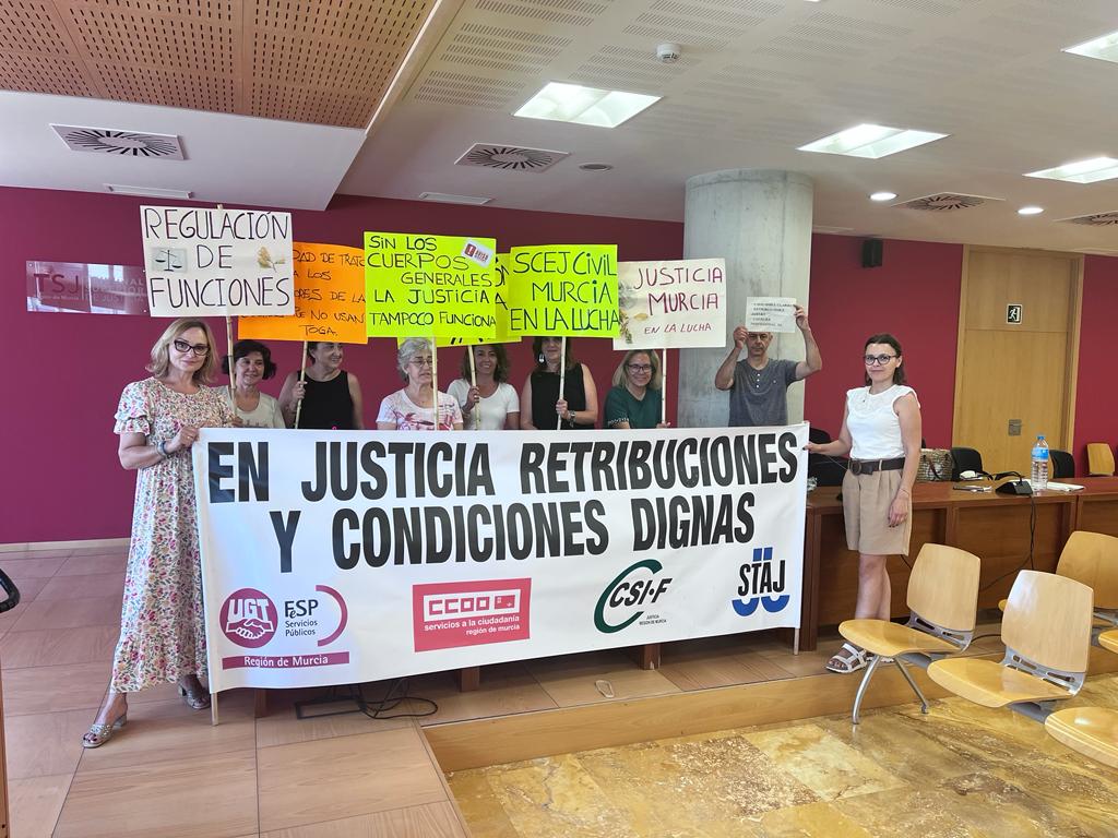 Trabajadores de la Administración de Justicia se han encerrado en las sedes judiciales de Murcia y Cartagena