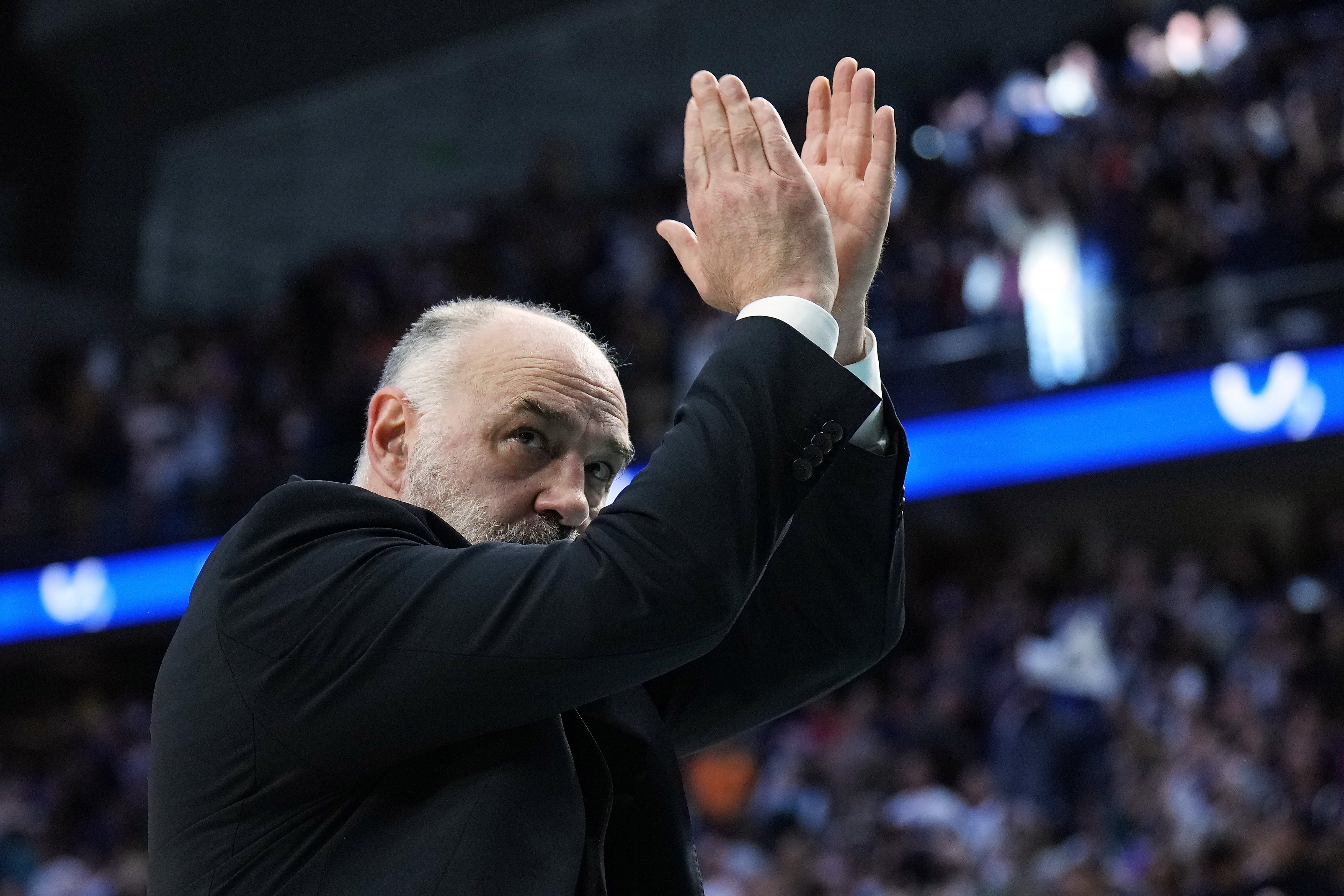 Laso aplaude a la afición, tras un partido de la Euroliga, durante esta temporada.