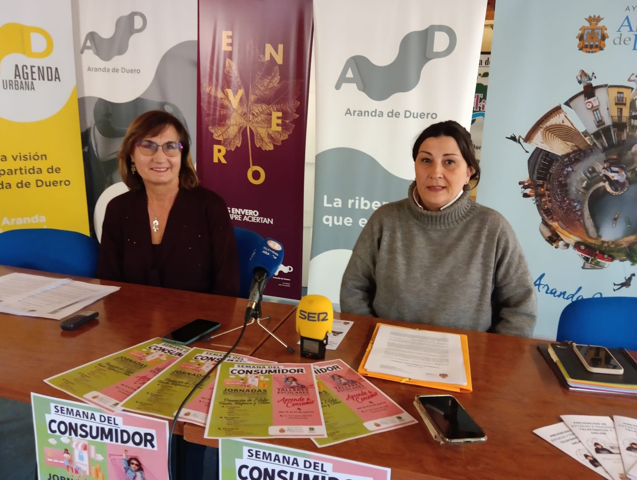 La técnico (izquierda) y la responsable política de Comercio y Consumo