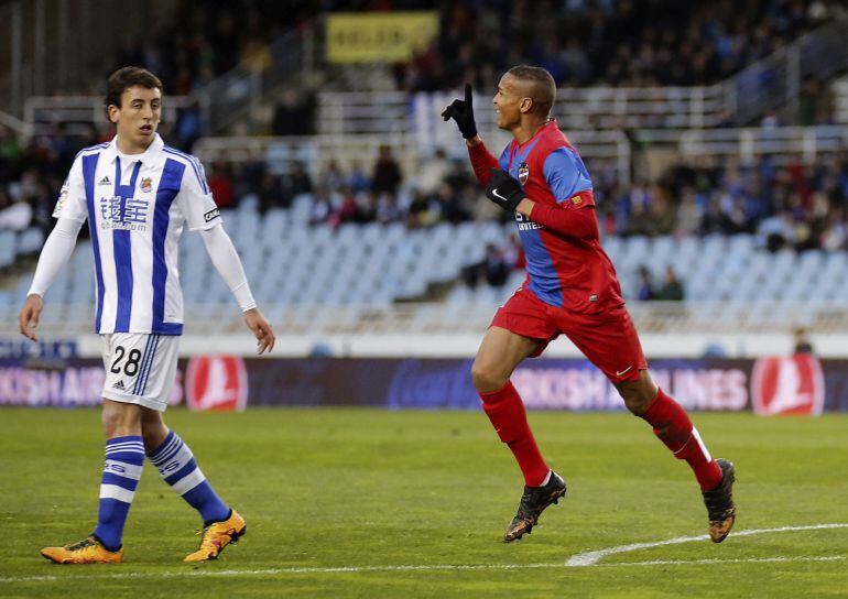Deyverson Silva Acosta celebra el gol marcado ante la Real Sociedad