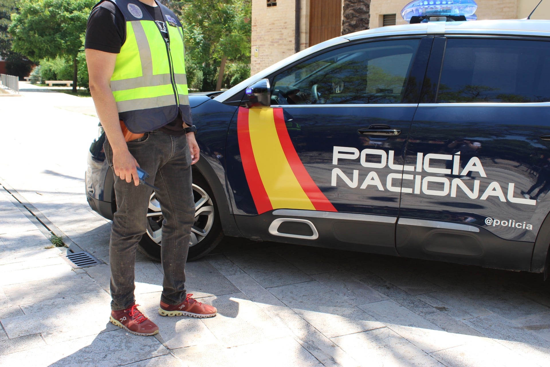 Agente y vehículo de la Policía Nacional en València