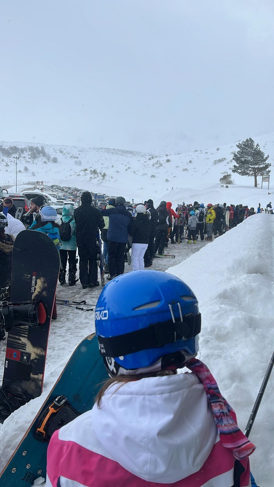 Colas de hasta dos horas para subir a la guagua en la estación de esquí de San Isidro