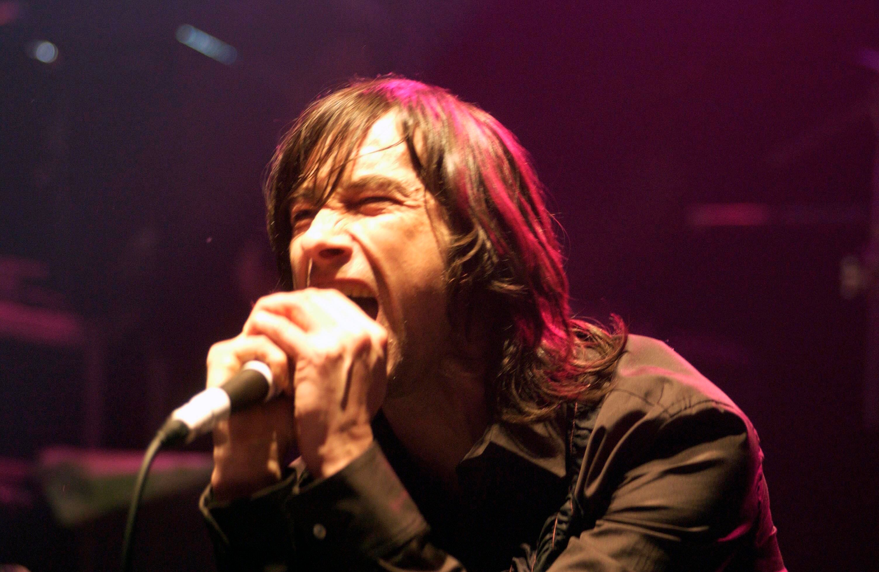 Bobby Gillespie durante un concierto de Primal Scream