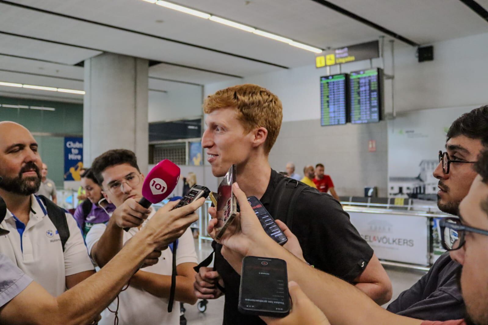 Alberto Dïaz, atendiendo a los medios en el aeropuerto tras aterrizar