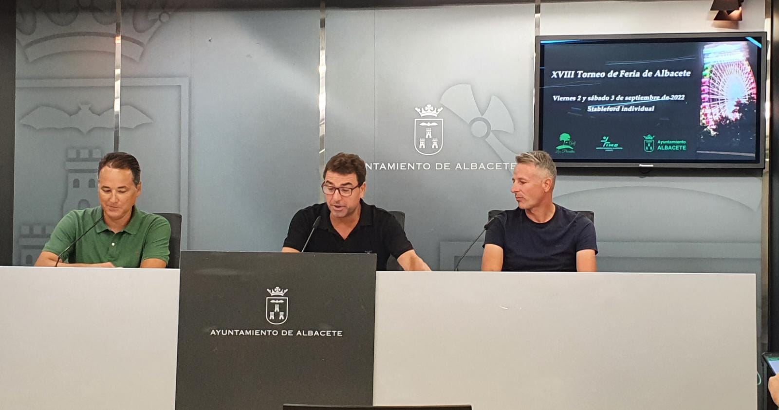 El concejal de Deportes, Modesto Belinchón, en la presentación del torneo junto a el gerente del Club de Las Pinaillas, Eduardo Carrillo, y el socio del club y patrocinador del torneo a través de la empresa AVECCO, Avelino Corral.