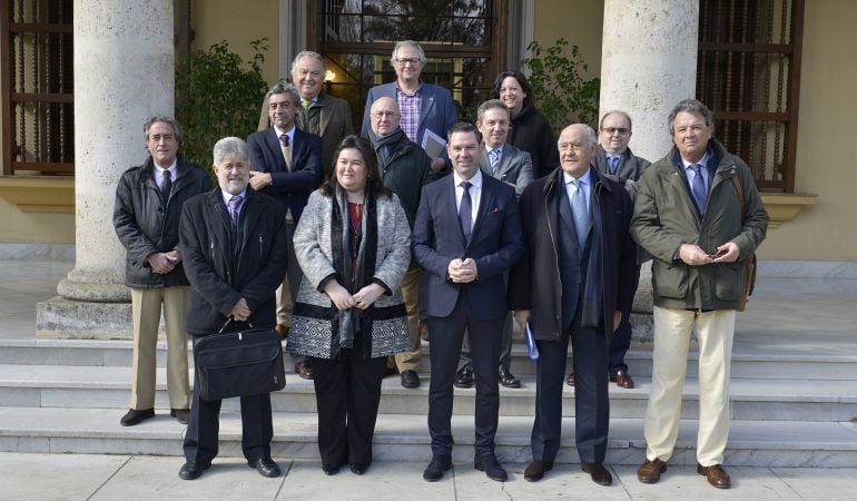 En el centro de la primera línea, el director de Interior de la Junta de Andalucía, Demetrio Pérez, junto a los miembros del Consejo de Asuntos Taurinos de Andalucía (CATA)