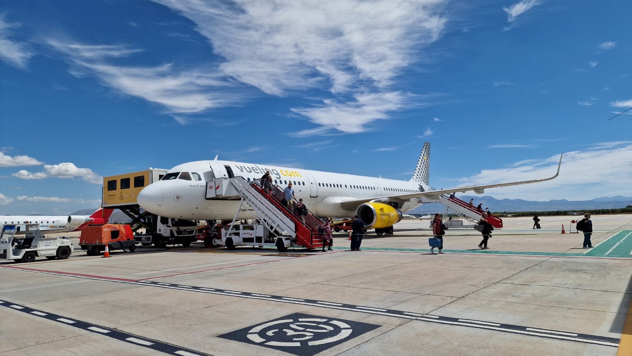 Un avión de Vueling en las pistas del Aeropuerto de Granada-Jaén