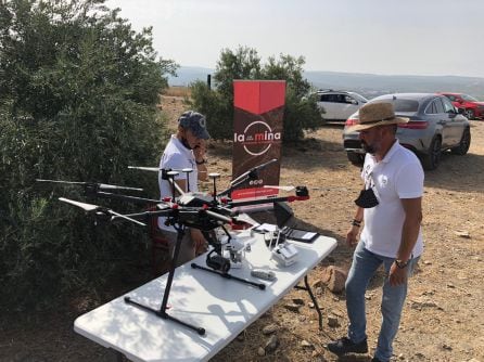 Preparativos para el vuelo del dron utilizado en Cástulo.