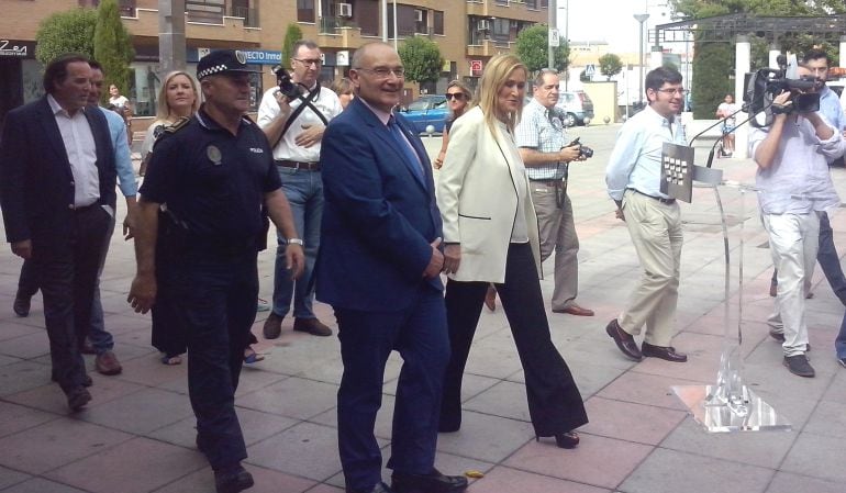 El alcalde de Parla y la presidenta regional han visitado las calles de Parla para presentar vehículos adquiridos con el plan PRISMA