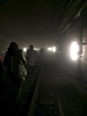 Los pasajeros del metro intentan salir por las vías tras la explosión