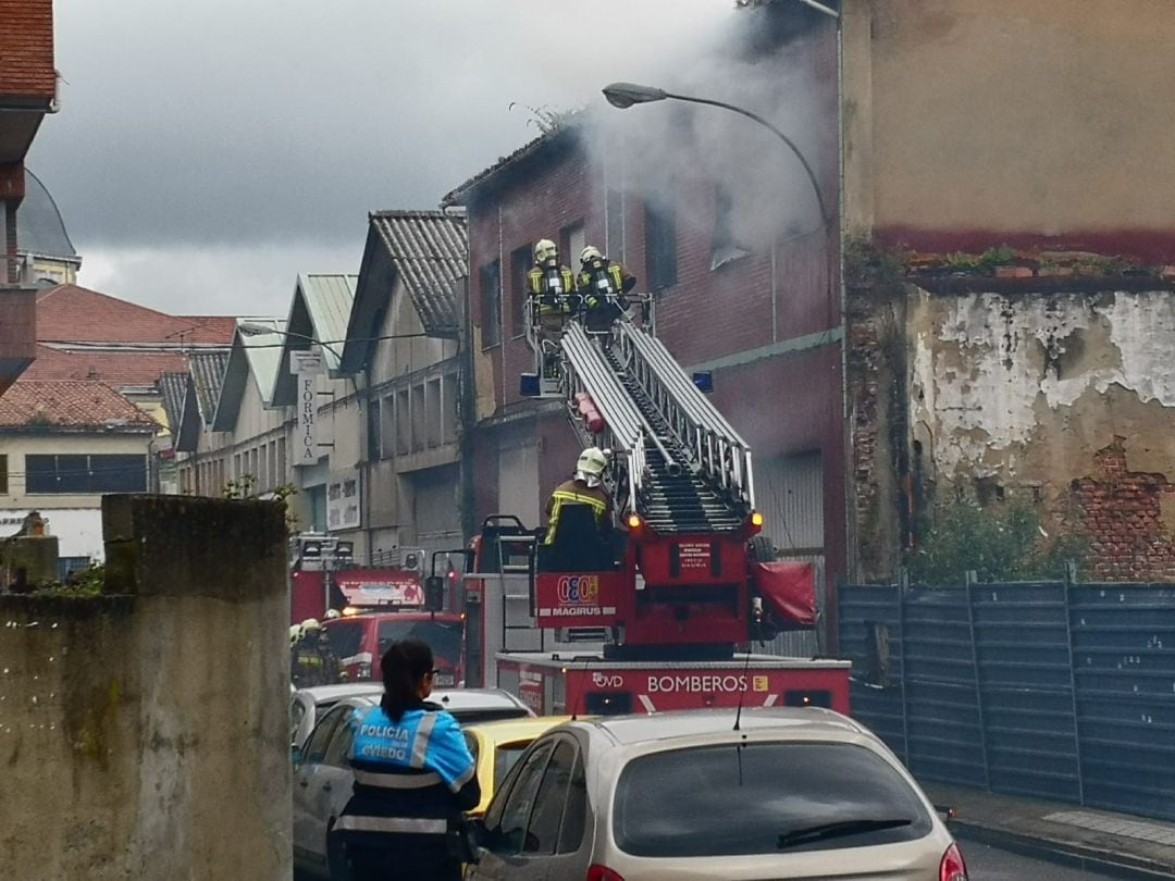 Imagen de archivo de un incendio similar desatado en diciembre de 2021 en las naves okupadas.