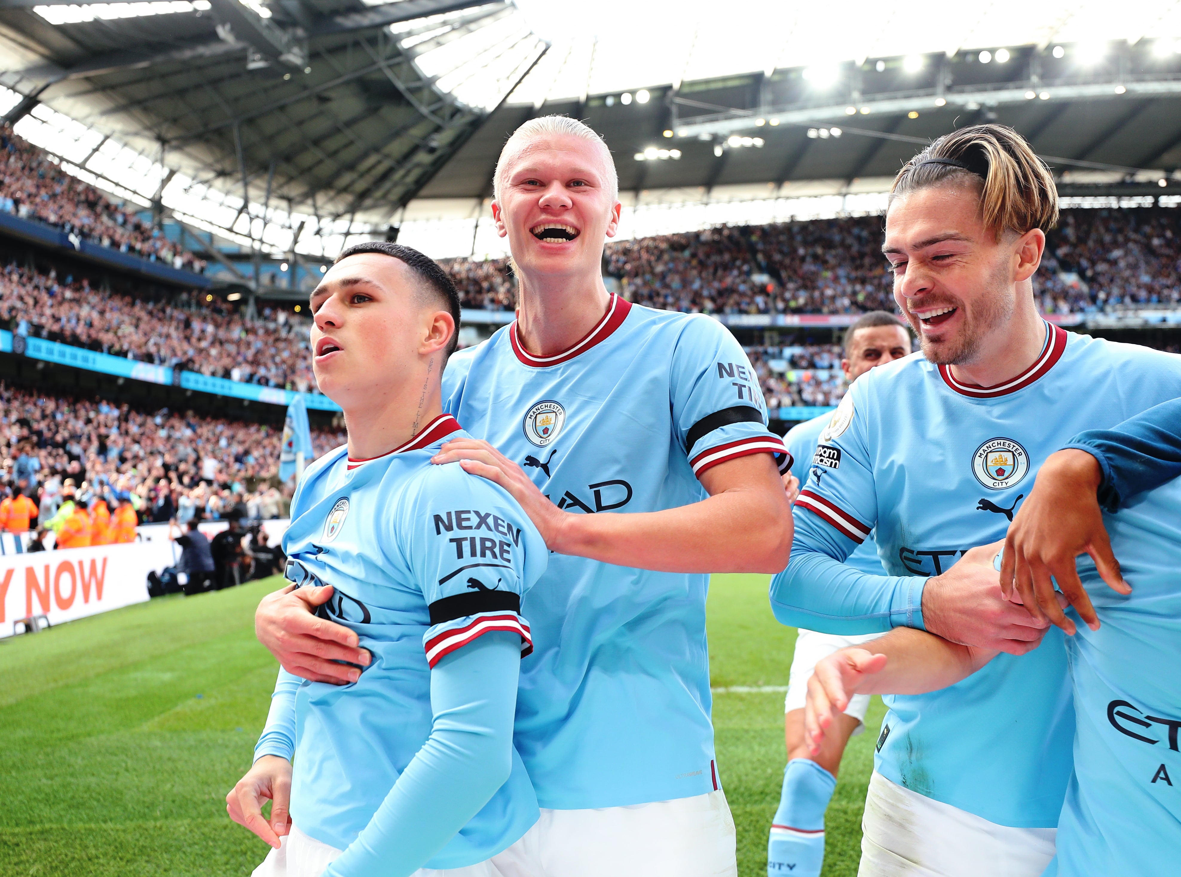 Erling Haaland, Phil Foden y Grealish, tres de los mejores pagados del club, celebran el gol