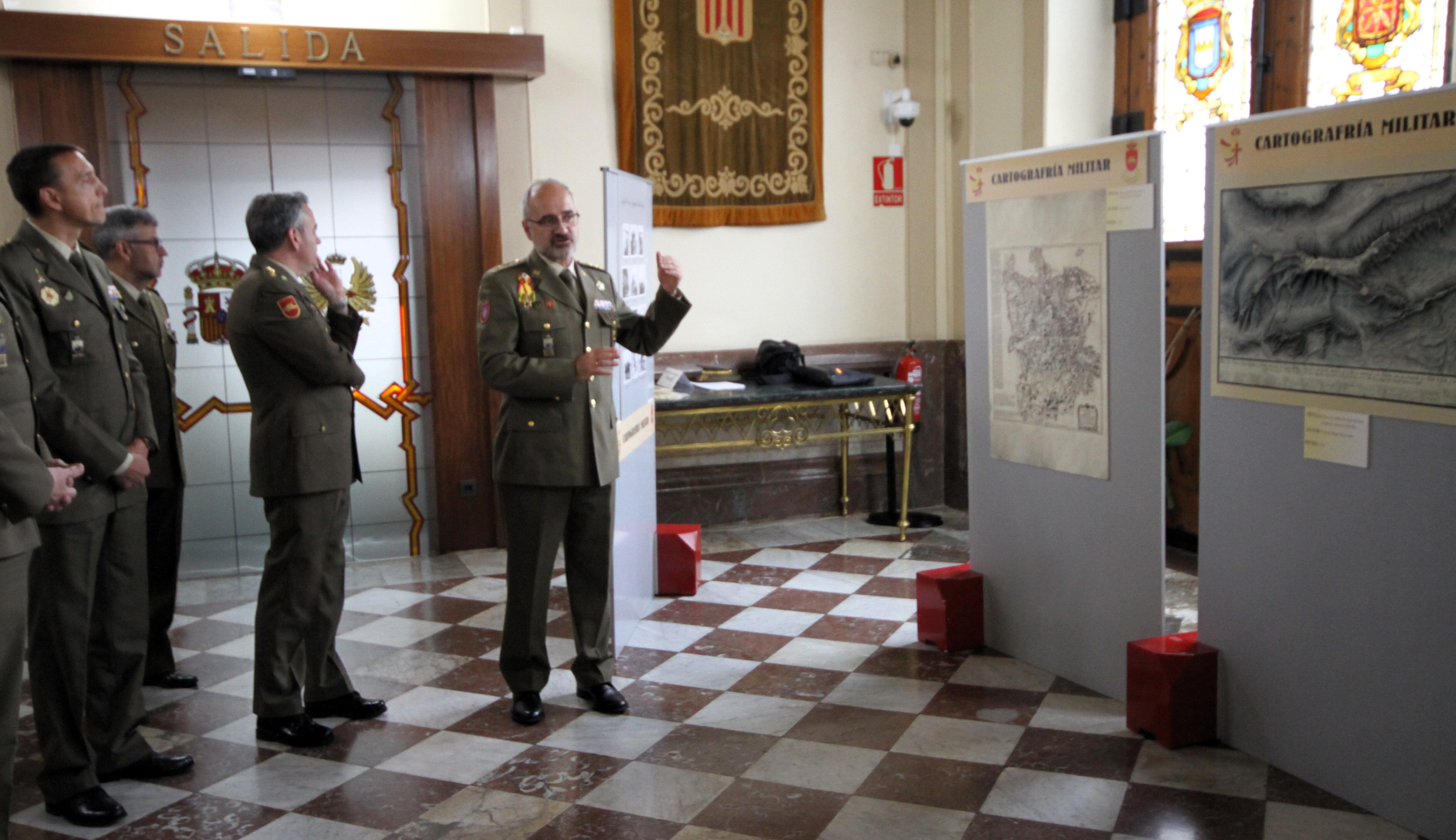 El Teniente Coronel Luis Alberto González Mayoral, profesor de Historia de la Escuela de Guerra del Ejército, es el comisario de la exposición. / Foto: Fernando Miguel