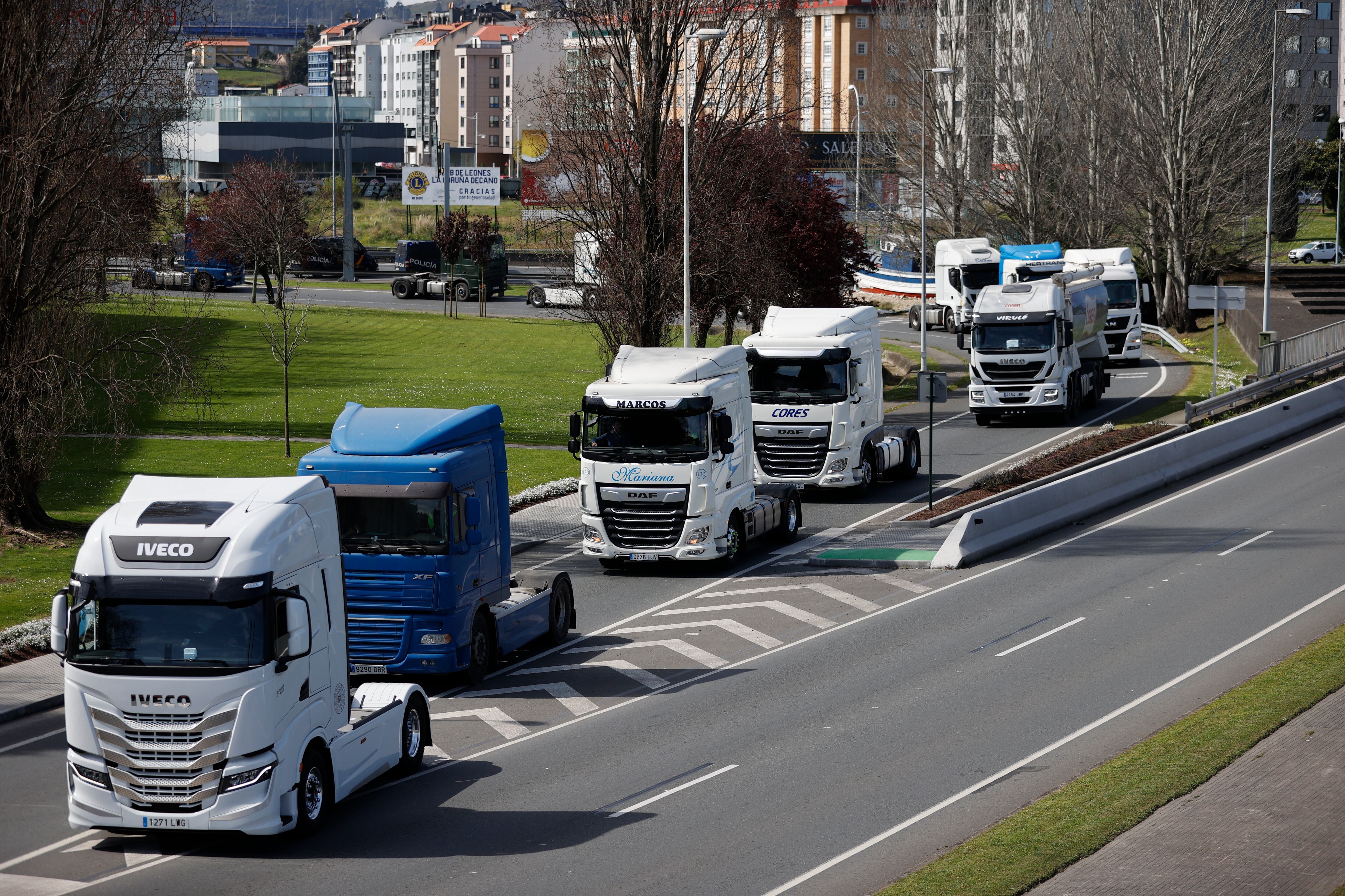 A CORUÑA, 21/03/21.- Caravana de camiones, compuesta por cerca de 200 vehículos que ha transitado hoy por las calles de A Coruña con motivo de la huelga en el sector del transporte. EFE/Cabalar