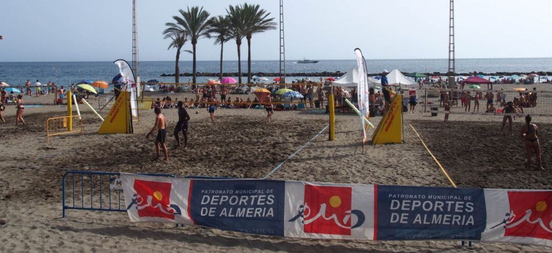 La playa del Palmeral se vuelve a llenar de jugadores de voleibol.