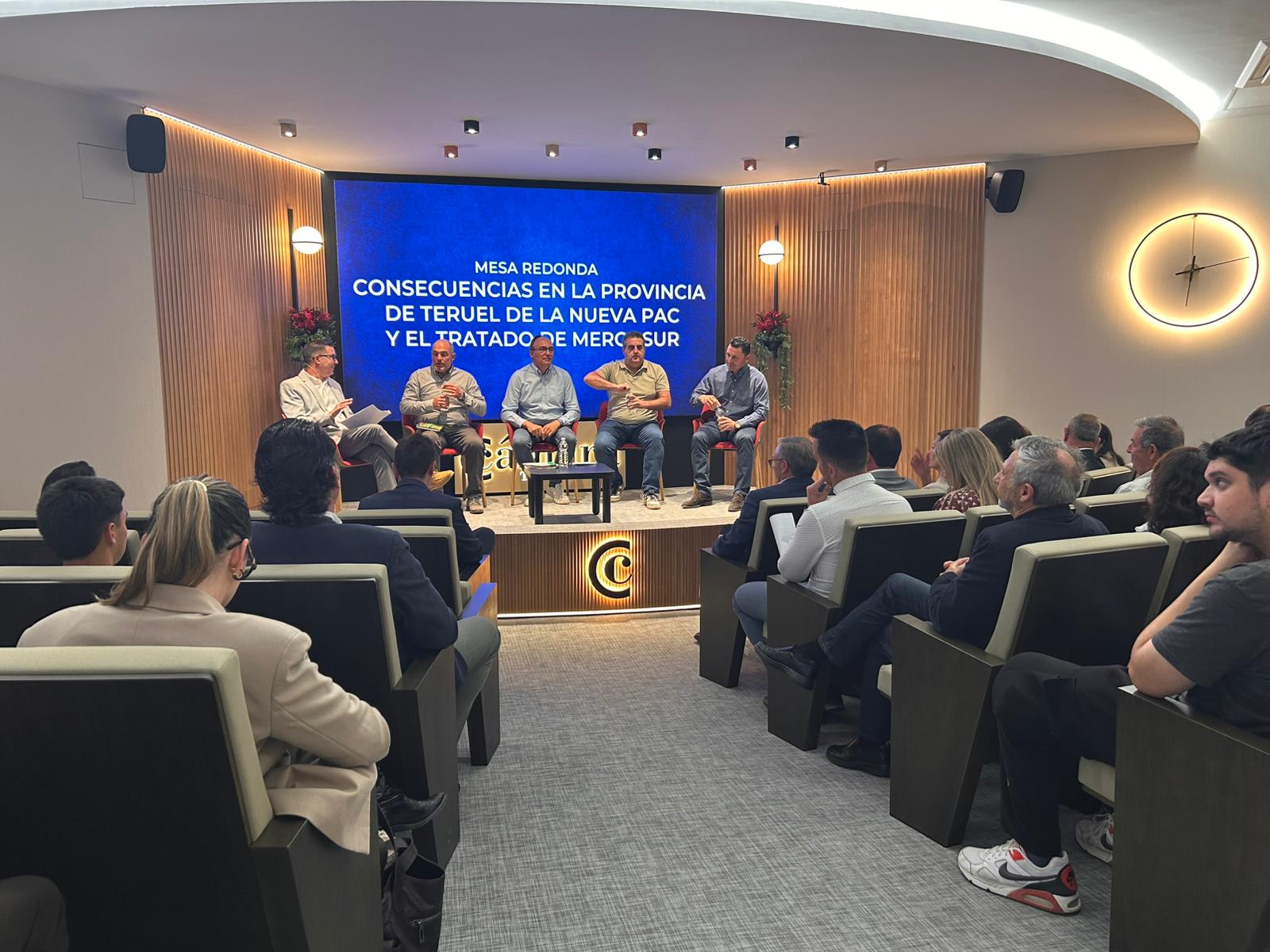 Primera de las mesas redondas del I+D Agro en Teruel