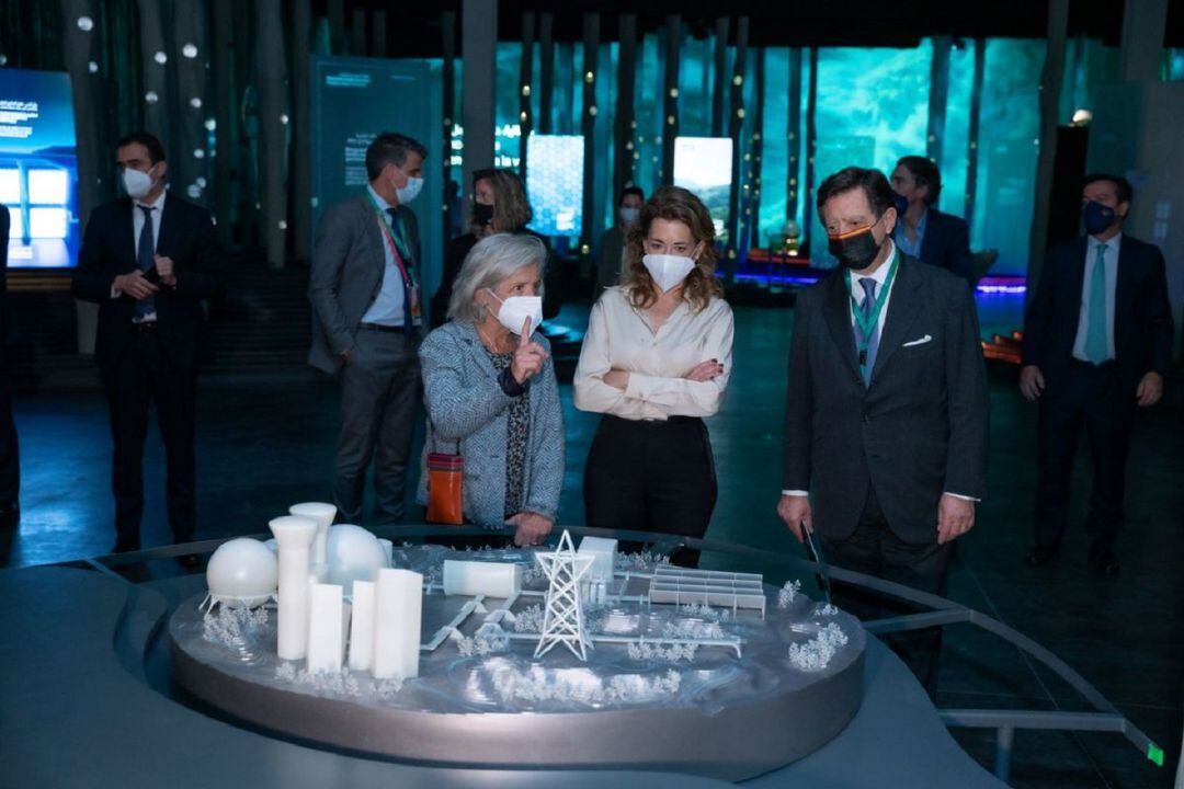 La Ministra Raquel Sánchez contempla la maqueta de la planta de Puertollano