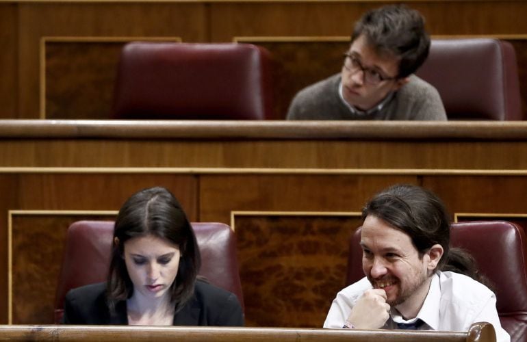 El líder de Podemos, Pablo Iglesias, la portavoz del grupo, Irene Montero e Íñigo Errejón, en el pleno del Congreso de los Diputados.