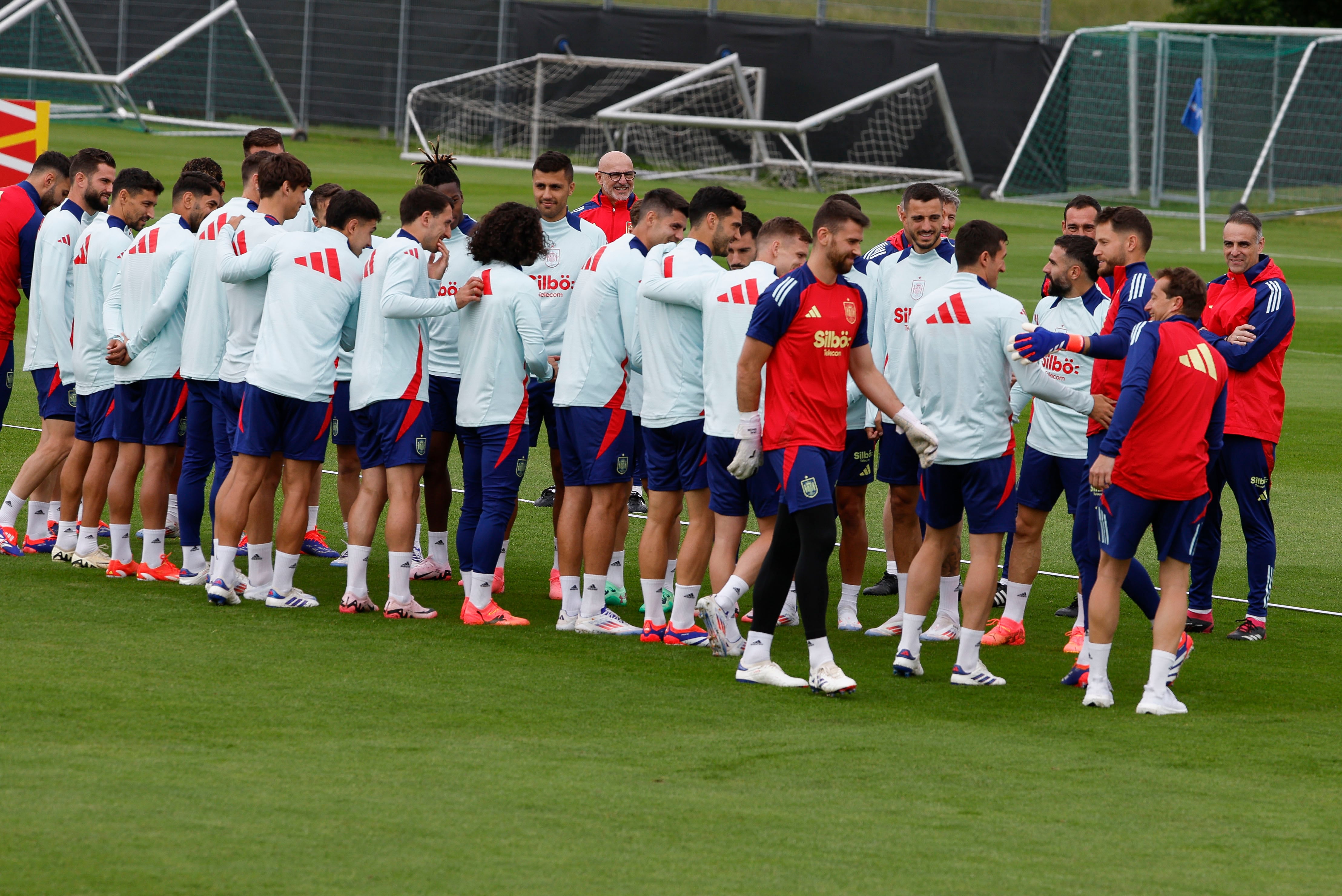 Jugadores de la selección masculina de fútbol hacen un pasillo de collejas a Unai Simón