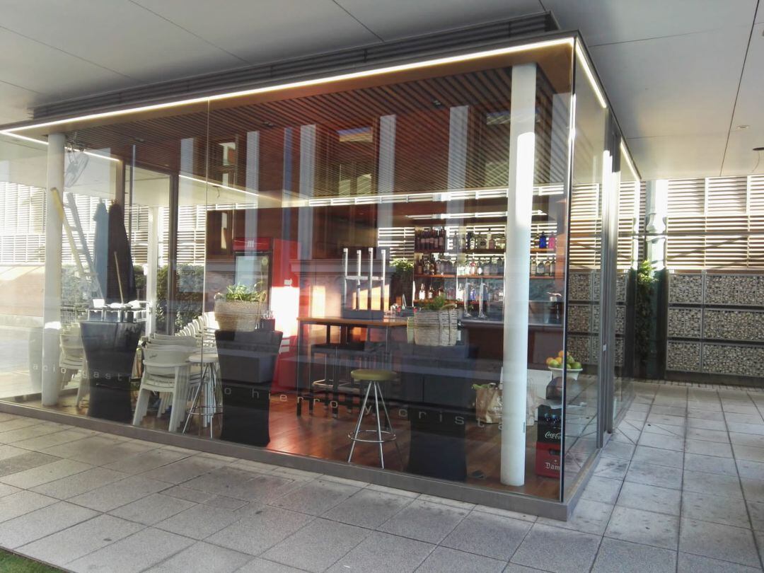 Café Bar La galería reabre el espacio de cristal en el exterior de la Plaza de Abastos