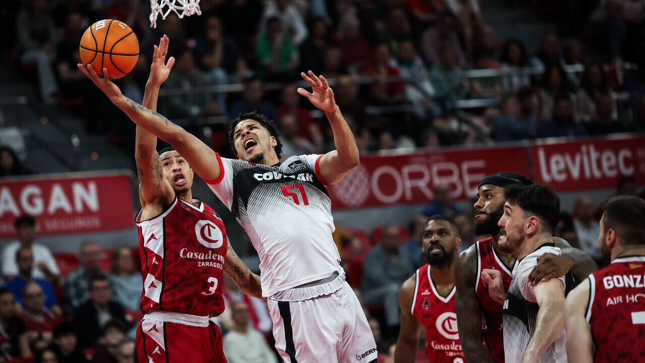 Slaughter lucha por el rebote