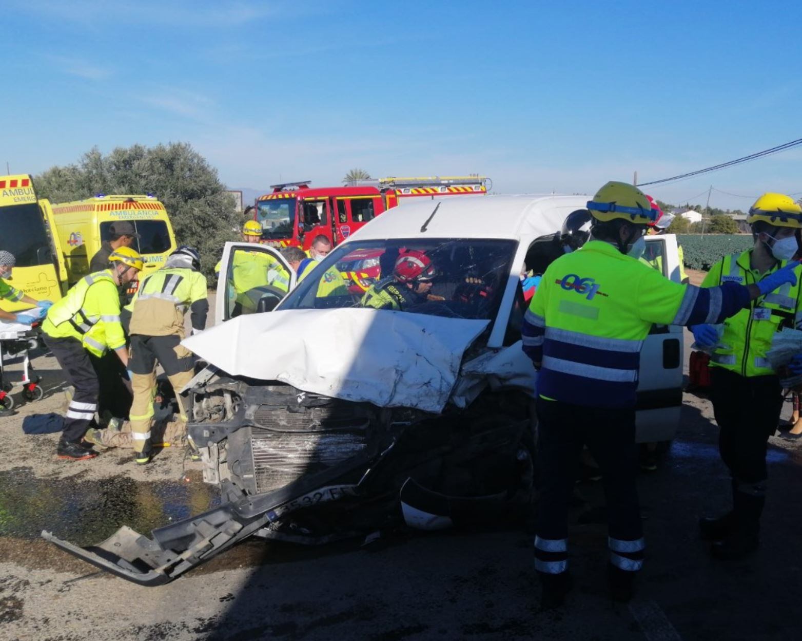 Un camión y una furgoneta colisionan en Purias