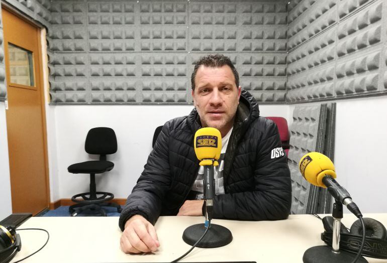 Roberto Pompei en los estudios de Radio Asturias.