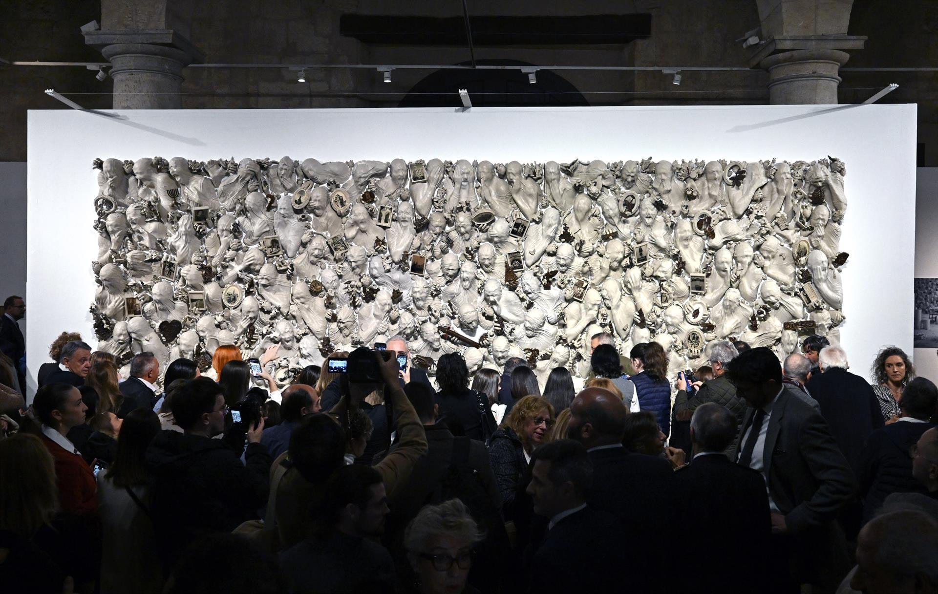 La obra de Lidó Rico recorre doce siglos de historia murciana a través de figuras humanas, rostros y símbolos patrimoniales entrelazados como una piel común. Ayto. Murcia.