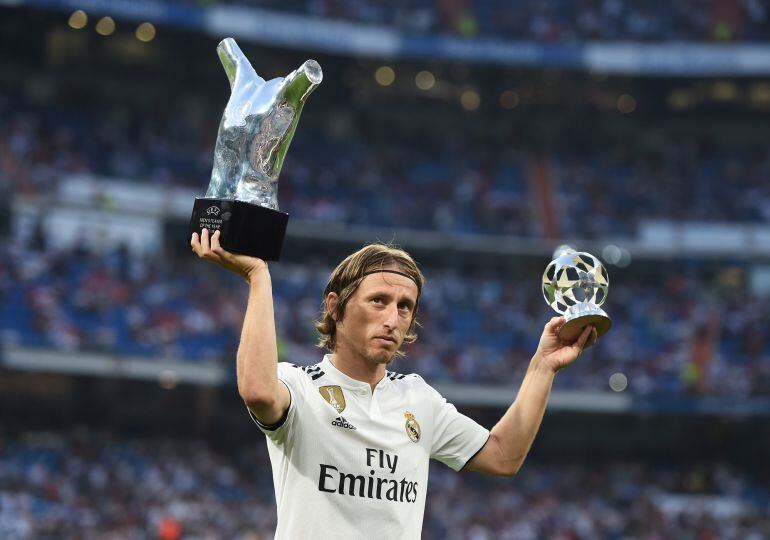 Modric, con los premios a mejor centrocampista y mejor jugador elegido por la UEFA