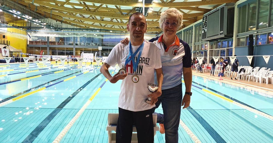 El nadador ilitrugtiano Miguel Ángel Martínez Tajuelo, junto a su entrenadora Esperanza Jaqueti.